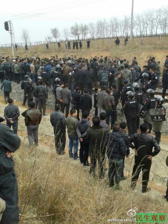 辽宁锦州千余煤矿工人卧轨维权 与上千警察对峙